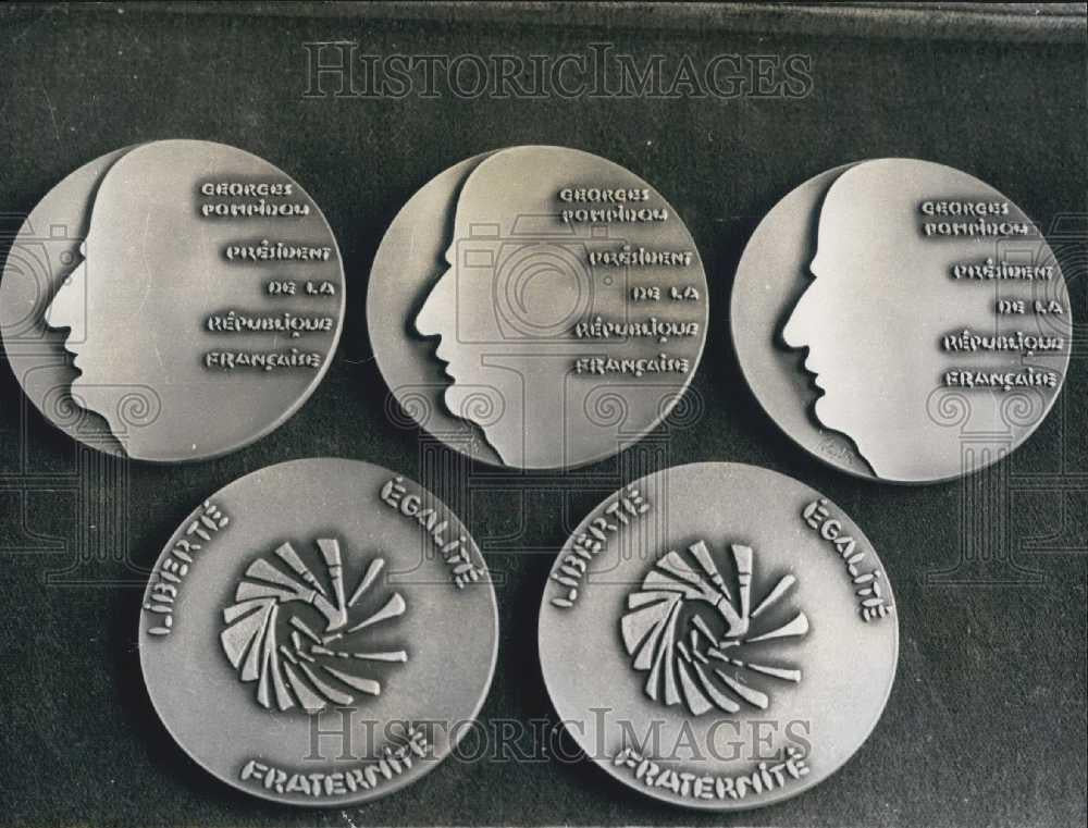 1970 Press Photo Abstract art medallions for the French president - Historic Images