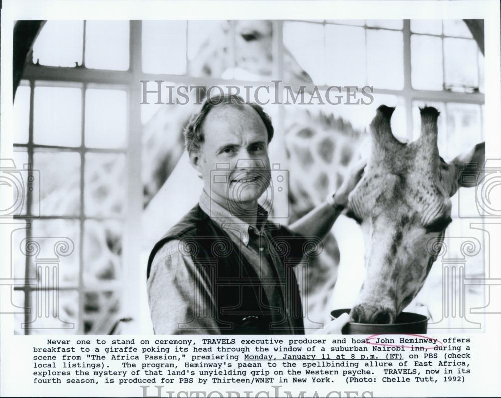 1992 Press Photo Travels Executive Producer And Host John Heminway Offers Food - Historic Images