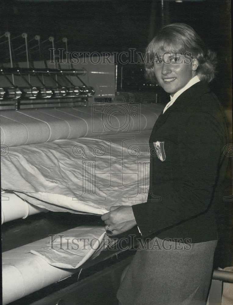 1965 Press Photo Ski champion Dany Duflot visits a laundry in Versailles, France - Historic Images