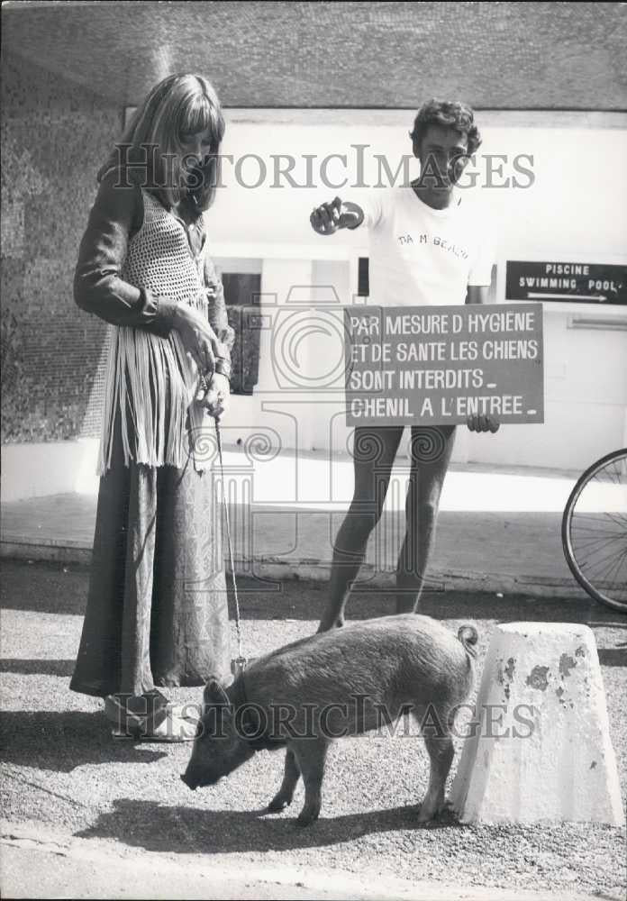 1970 Press Photo Anne Saint Clair & a piglet for "Boudoune" - Historic Images