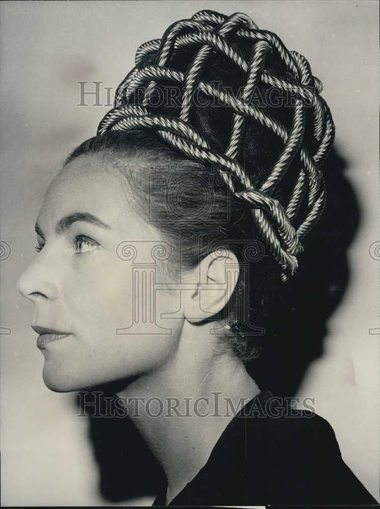 Press Photo French Model in Modern Clothing by Rose Valois - Historic Images