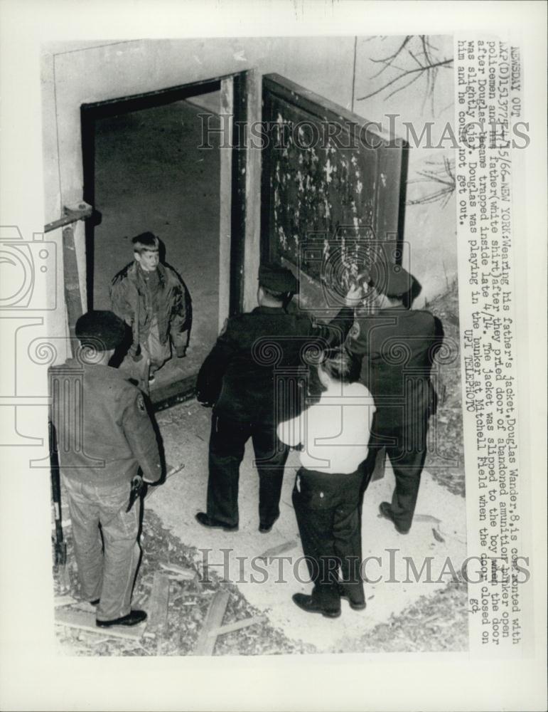1966 Press Photo Douglas Wander with policemen & father after they rescued him - Historic Images