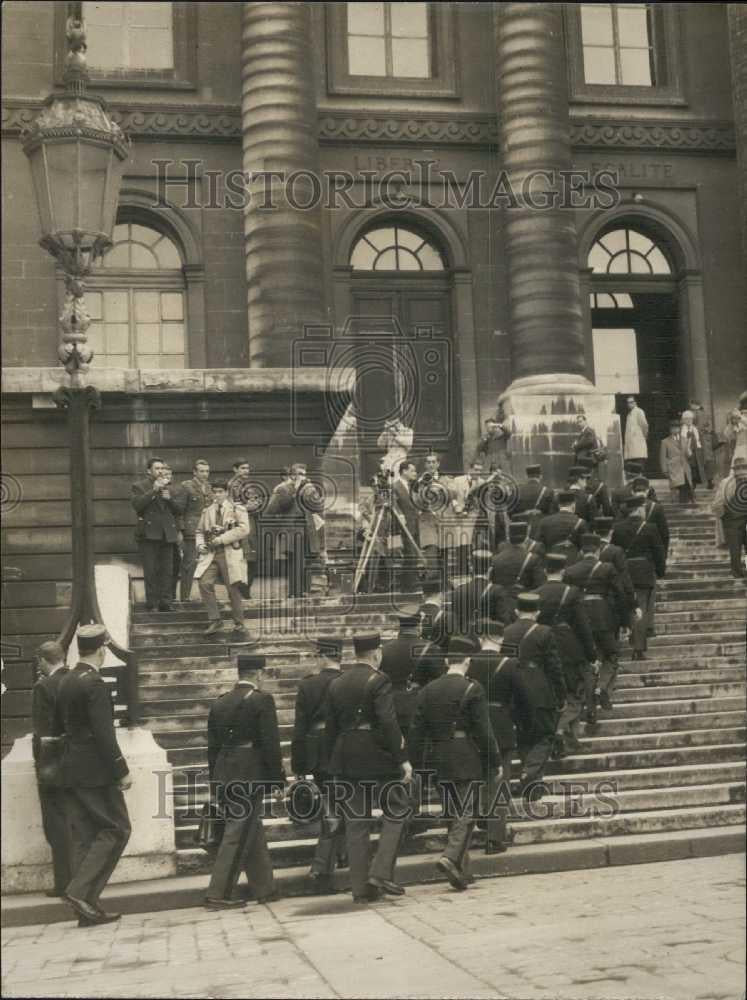 1962 Press Photo Contingent of police at Justice Palace for tribunal - Historic Images