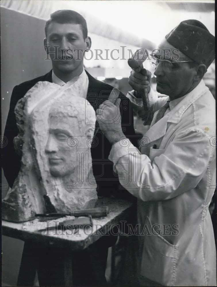 1965 Press Photo Artist Bartelletti-Daillion at work on Alain Calmat bust - Historic Images