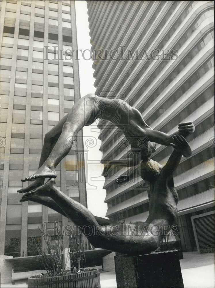1972 Press Photo Sculpture by Frenchman Louis Bebre titled "La Terre" in Toyko - Historic Images