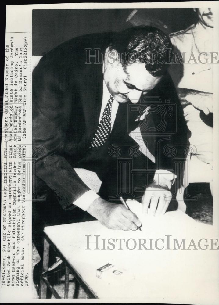 1970 Press Photo President Gamal Abdel Nasser Arab Republic signing Agreement - Historic Images