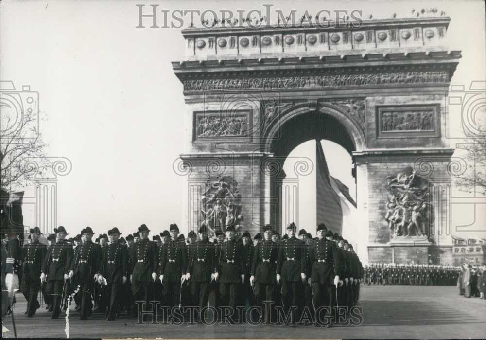 1954 Press Photo Parade celebrating Armistice annniversary in Paris - Historic Images