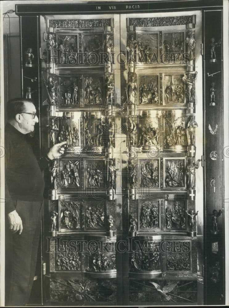 1973 Press Photo Louis Bielle and monument door that took 17 years to create - Historic Images