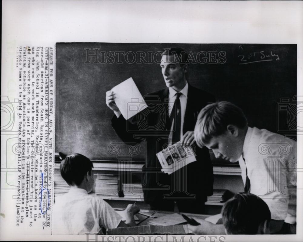 Press Photo Buddy Edelen conducts history class at King John School runner - Historic Images