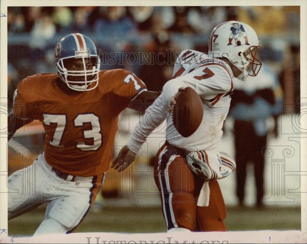 1991 Press Photo Denver Broncos' Karl Mecklenburg with Chris Chandler -  Historic Images