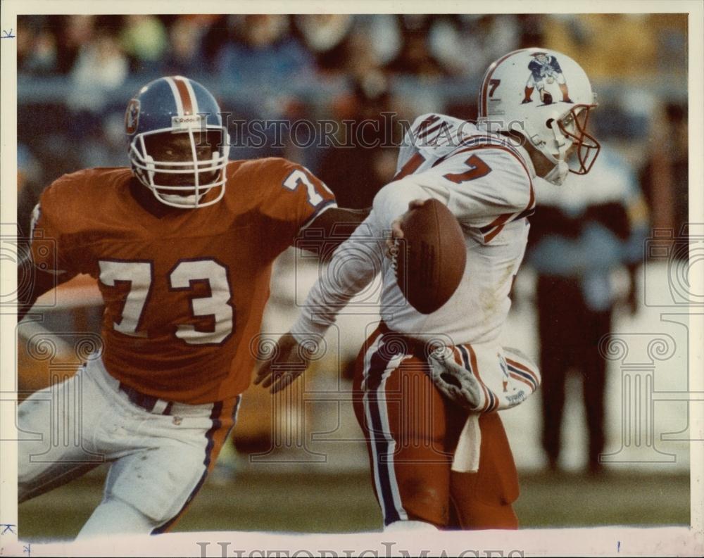 1991 Press Photo Broncos' Simon Fletcher closing in on Patriots' Hugh Millen - Historic Images
