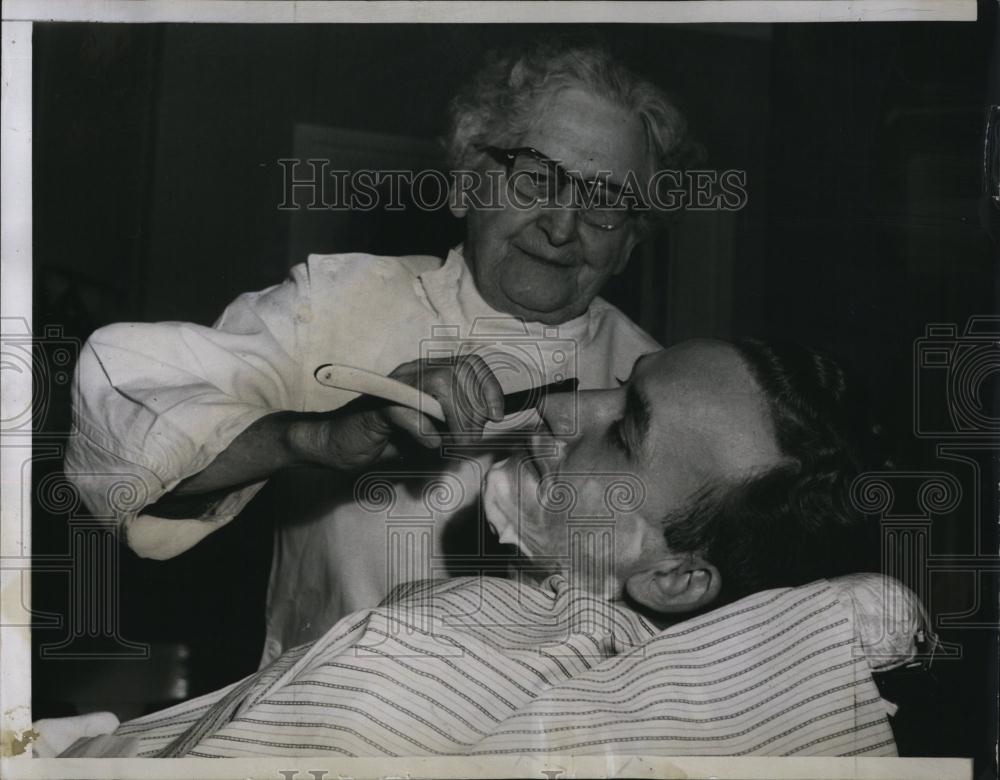 1954 Press Photo Mrs Bertha Huntington , 84 yr old barber in NY - RSL86837 - Historic Images
