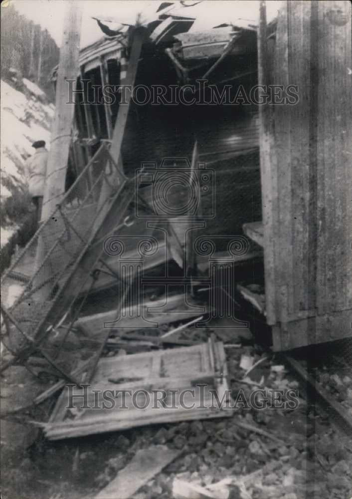 Press Photo Wagon Wreck in France - Historic Images