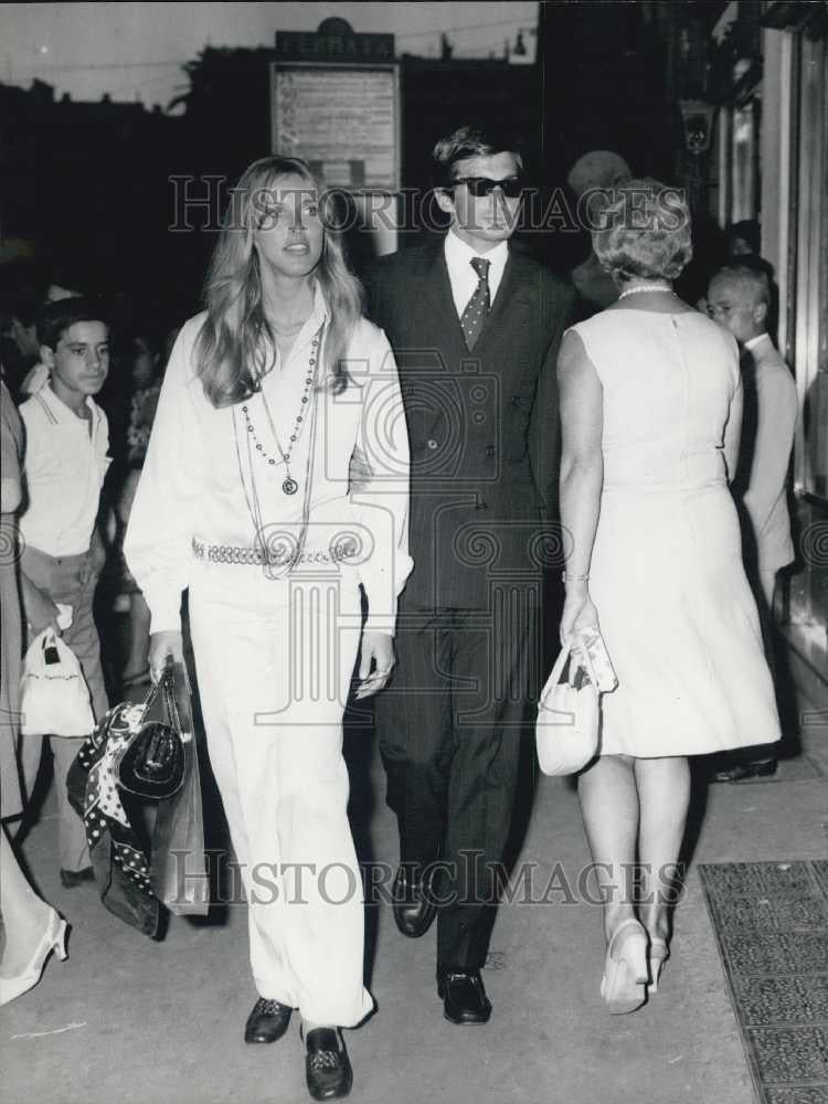 1968 Press Photo Actor George Hamilton &amp; Linda Johnson in Rome - Historic Images