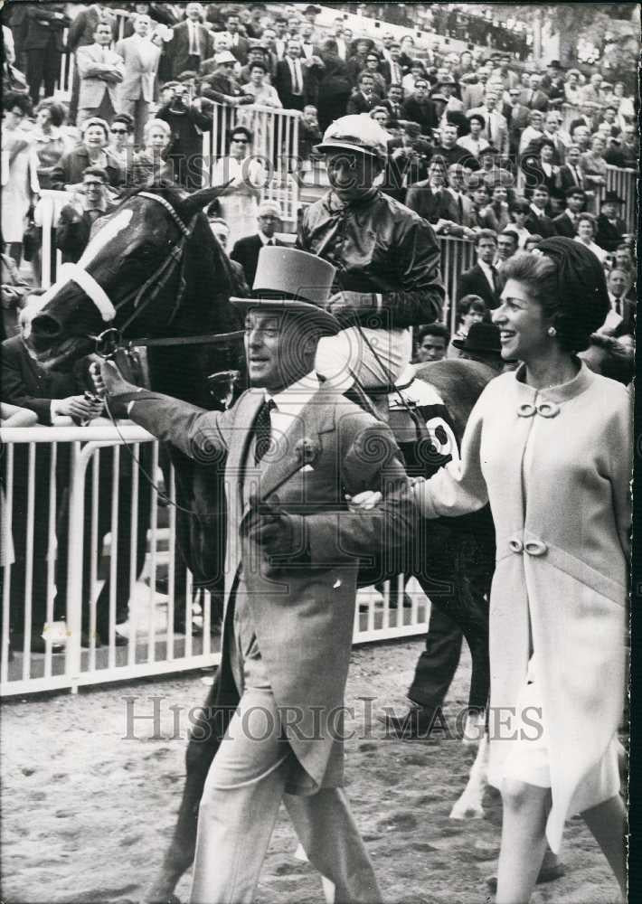 1964 Press Photo Baron Guy Rothschild &amp; his racehorse &quot;White Label&quot; - Historic Images