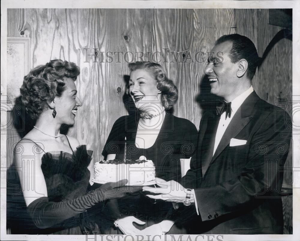 1958 Press Photo Singer Pat Windsor, Don Dennis, Bettina Dennis Birthday - Historic Images