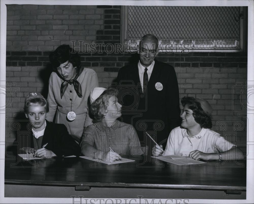 1952 Press Photo Dean June Babcock Dr Blake Tewkaburry - RSL87733 - Historic Images