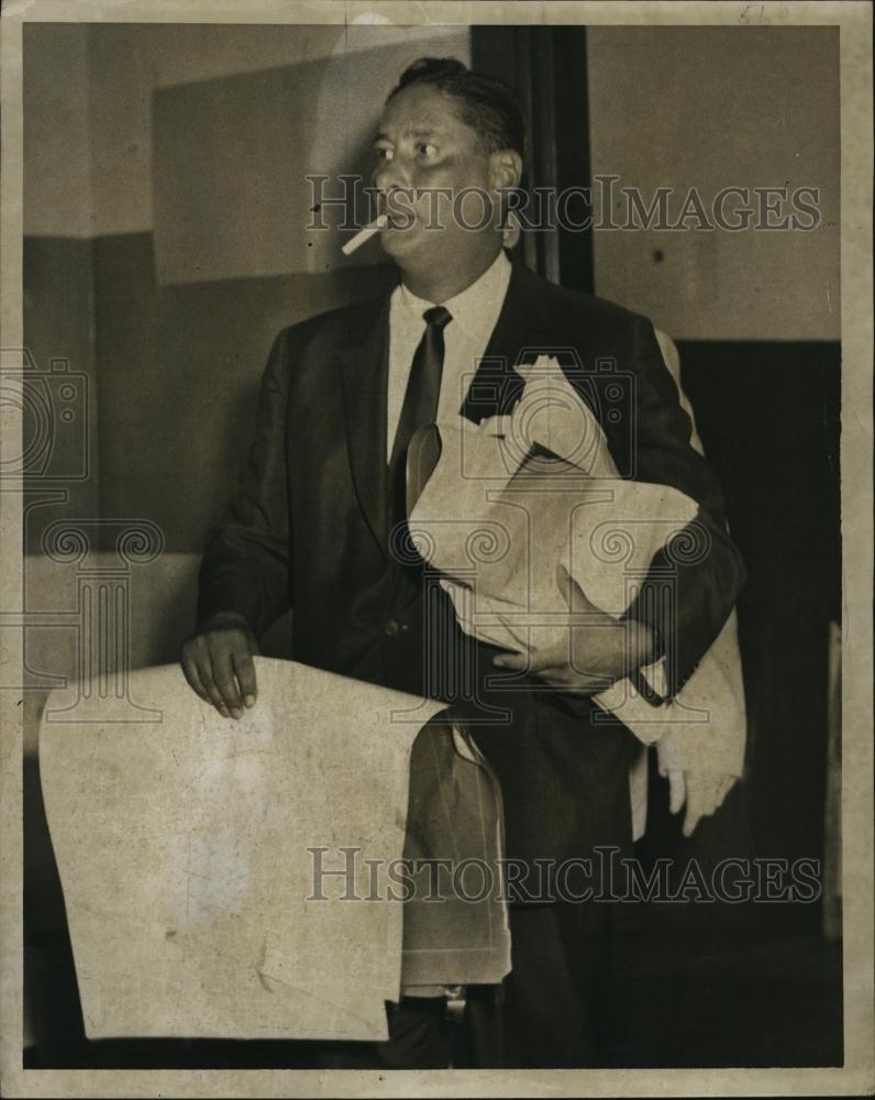 1955 Press Photo Brinks Case Attorney Paul Smith Carrying Charts Papers Court - Historic Images