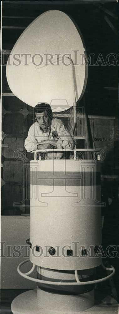1968 Press Photo Mr Jean Paul Belmondoand a space capsule - Historic Images