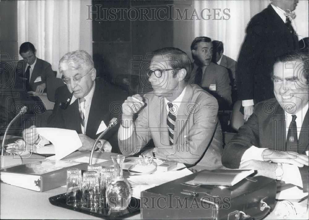 1975 Press Photo IMF delegates, Arthur Burns &amp; William Simon - Historic Images