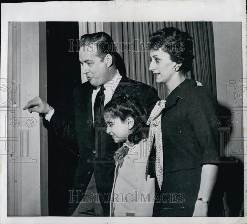 1960 Press Photo Hugh Downs, wife, daughter Deirdre - RSL57953 - Historic Images