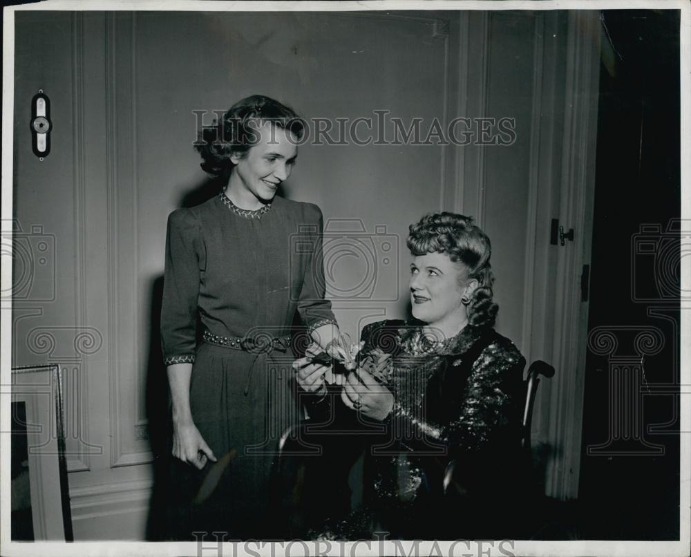 1944 Press Photo Marjorie Lawrence, Mrs Wallace Hamilton - RSL51523 - Historic Images