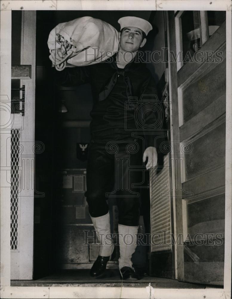 1943 Press Photo Tennis Champ Robert Riggs leaves his Barracks for tra ...