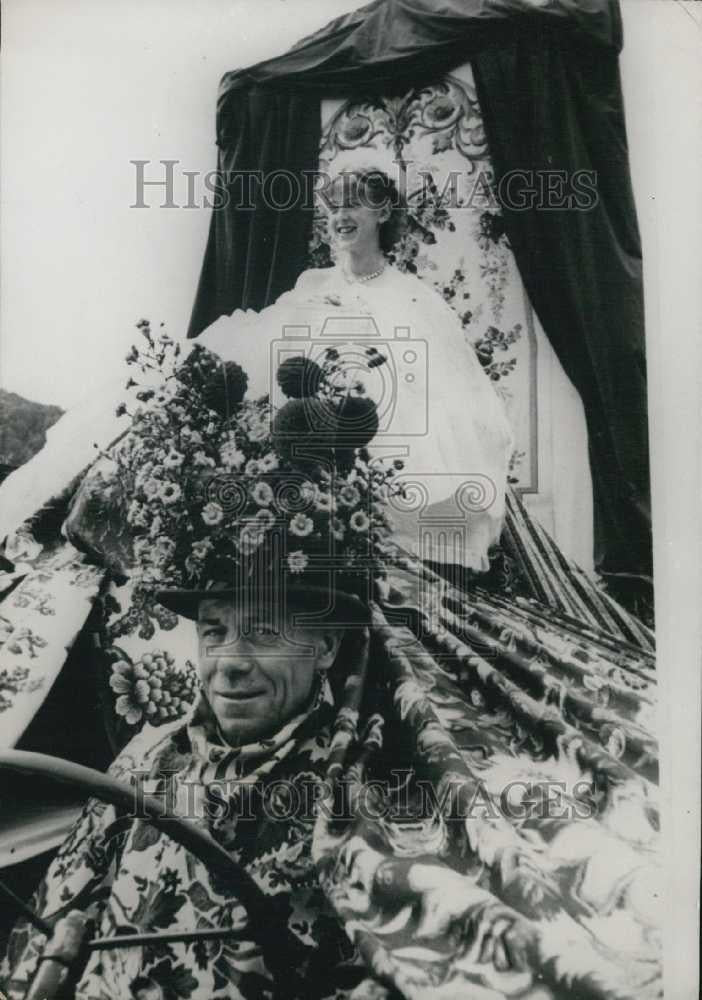 Press Photo The Queen of Cloth. - Historic Images