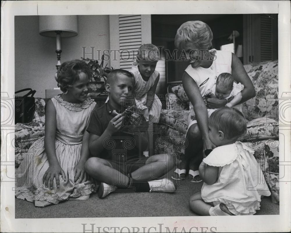 1963 Press Photo Marian Jenkins &amp; her kids Tommy,Linda, Leslie &amp; Lisa - Historic Images