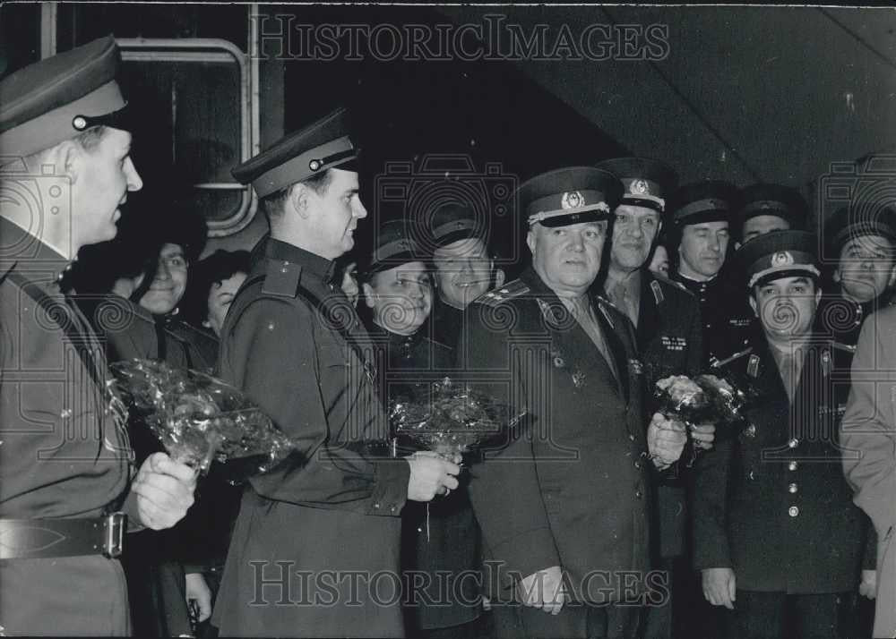 1960 Press Photo Choir Dancers Soviet Army Arrive Gard du Nord Paris Colonel - Historic Images