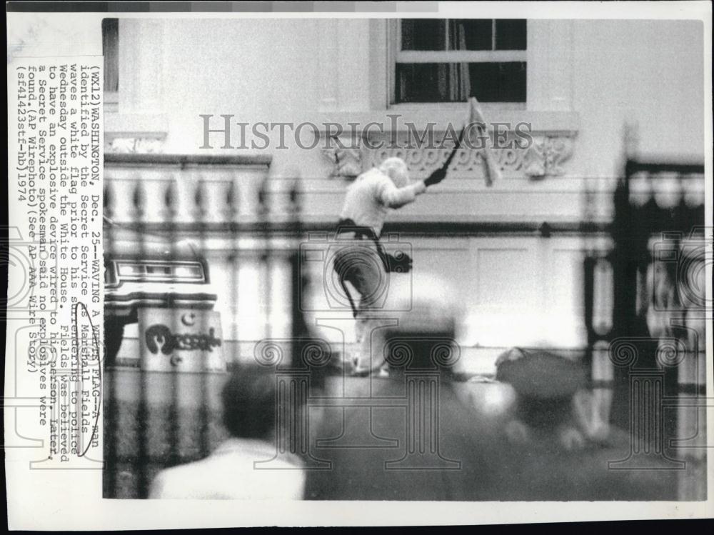 1974 Press Photo Marshall Fields Waves White Flag Prior To Surrender - RSL58635 - Historic Images