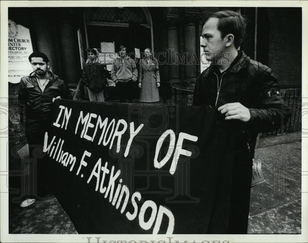 1982 Press Photo Angel Santiago William Grady Carry Banner Memorial March - Historic Images