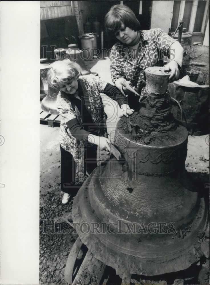 1977 Press Photo Laeticie Dytrychova Sculptor DeMoulds Bronze Bell With - Historic Images