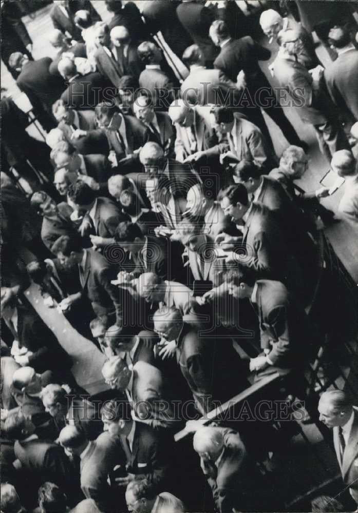 Press Photo Crowd at the Bank of Paris - Historic Images