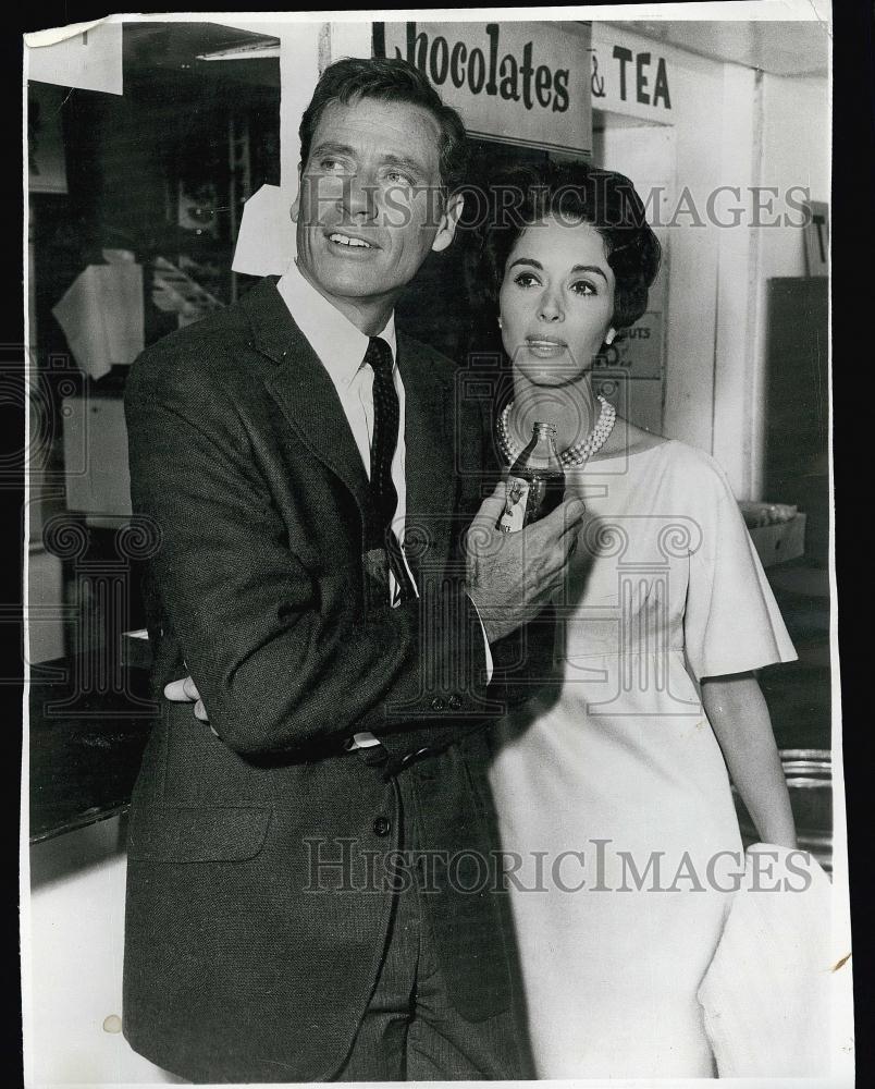 1963 Press Photo Mel Ferrer and Dana Wynter in &quot;The Fifth Passenger&quot; - RSL56537 - Historic Images