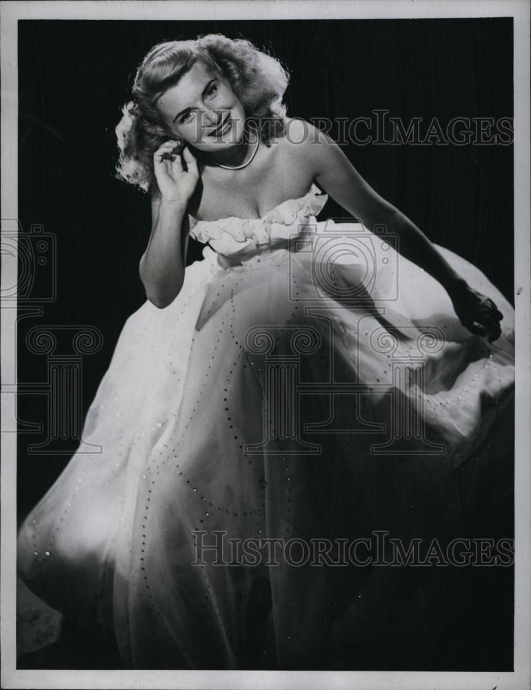 1946 Press Photo Actress Shirley Mitchell, Spun Nylon Evening Gown - RSL50345 - Historic Images