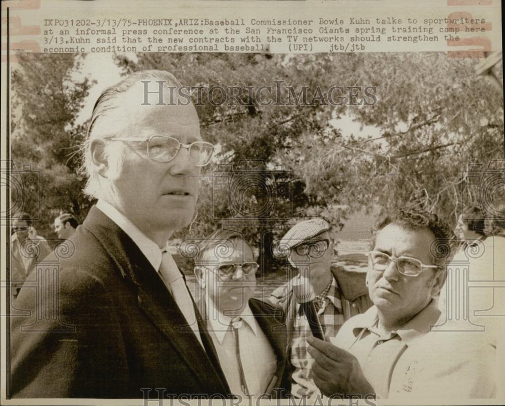 1975 Press Photo Baseball Commissioner Bowie Kuhn Speaking With Sports Writer - Historic Images