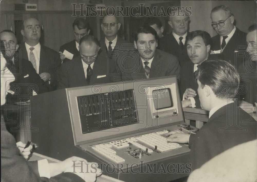 1964 Press Photo New electronics for the Paris Stock Exchange - Historic Images