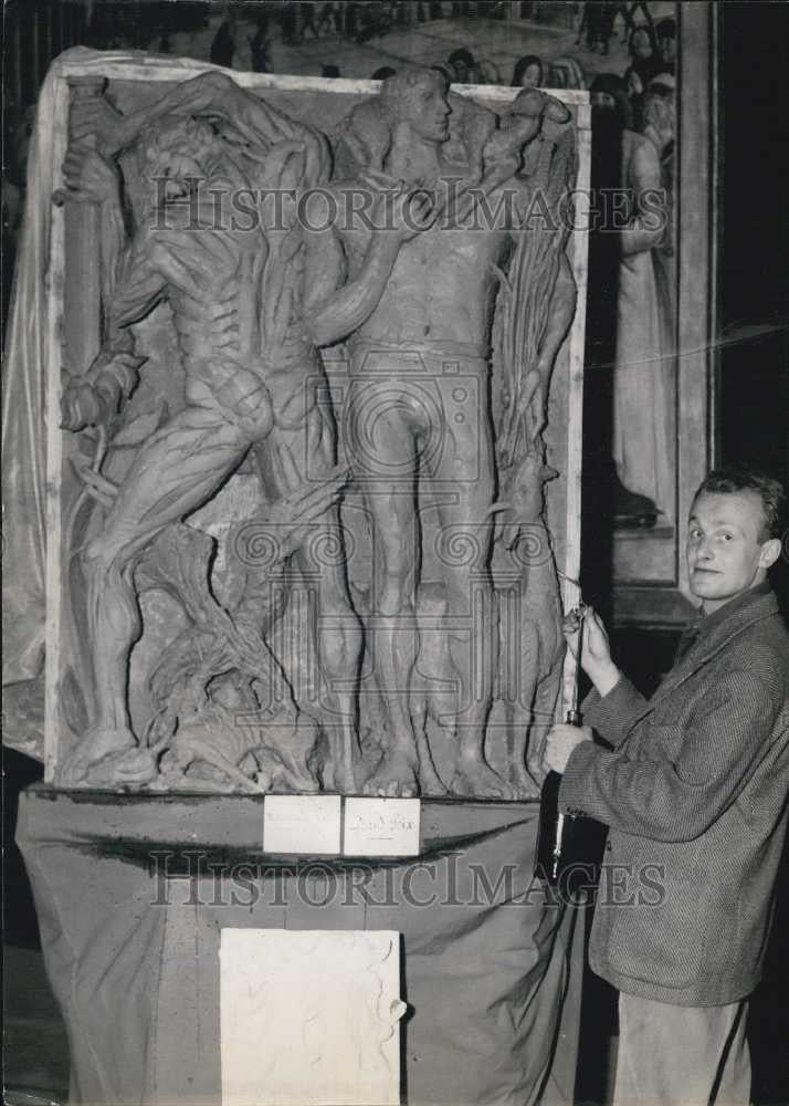 1955 Press Photo Mr Henry Rada and his art works on display - Historic Images