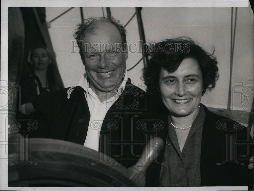 1957 Press Photo Cmdr Alan Villiers and wife Nancie Mayflower reunited - Historic Images