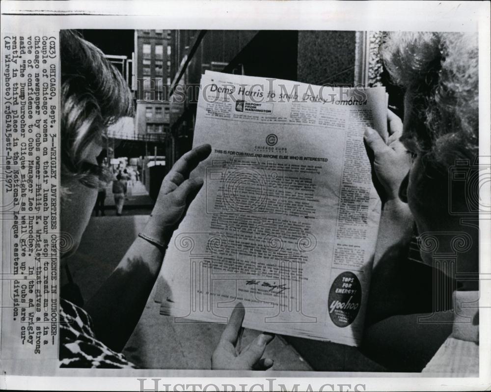 1971 Press Photo Chicago women read ad in newspaper by Cubs owner PK Wrigley - Historic Images