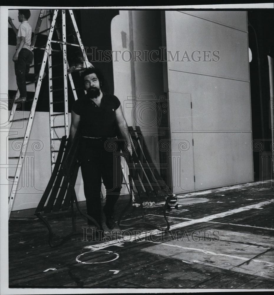 1963 Press Photo Bradeis Forum Theatre Company Member Paul Smith Setting Up - Historic Images