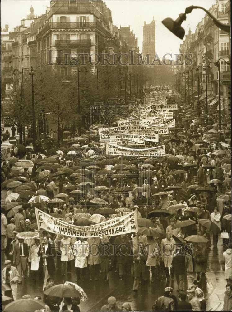 1973 Press Photo Crowd of workers in Paris on Rivoli st.for May 1 celebration - Historic Images
