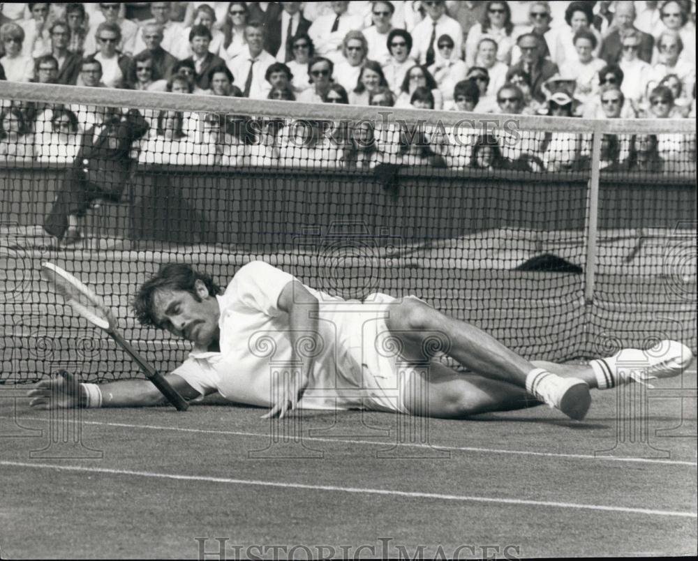 1971 Press Photo Australian John Newcombe crashes on the ground at Wimbledon - Historic Images