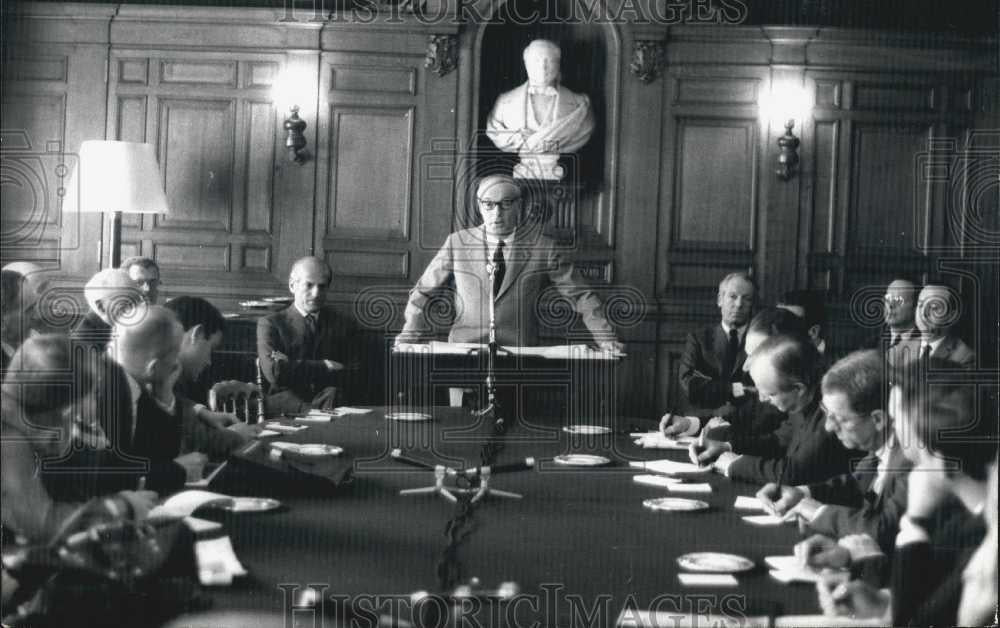 1967 Press Photo Baron Guy Rothschild at a press conference - Historic Images