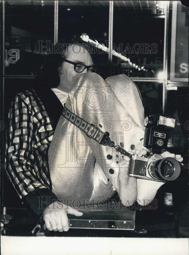 1981 Press Photo Clo D&#39;Airoll Takes Picture Spectators with Feet Festival - Historic Images