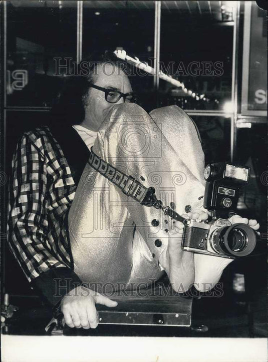 1981 Press Photo Clo D'Airoll Takes Picture Spectators with Feet Festival - Historic Images