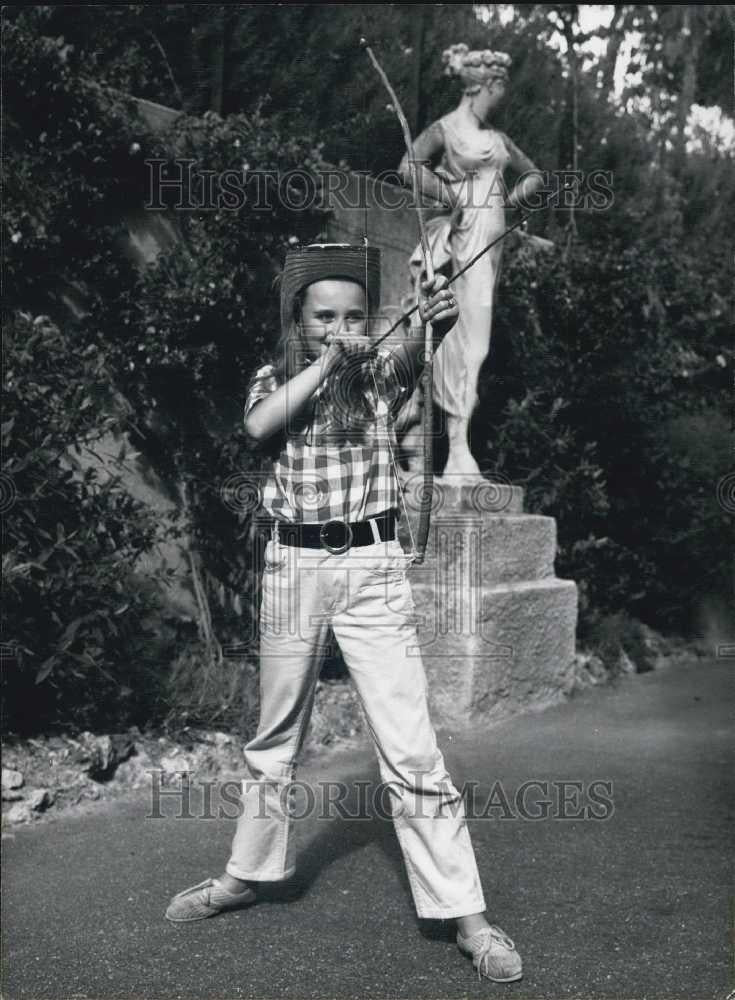 1970 Press Photo Karina de Bigard, daughter of actor with bow &amp; arrow - Historic Images