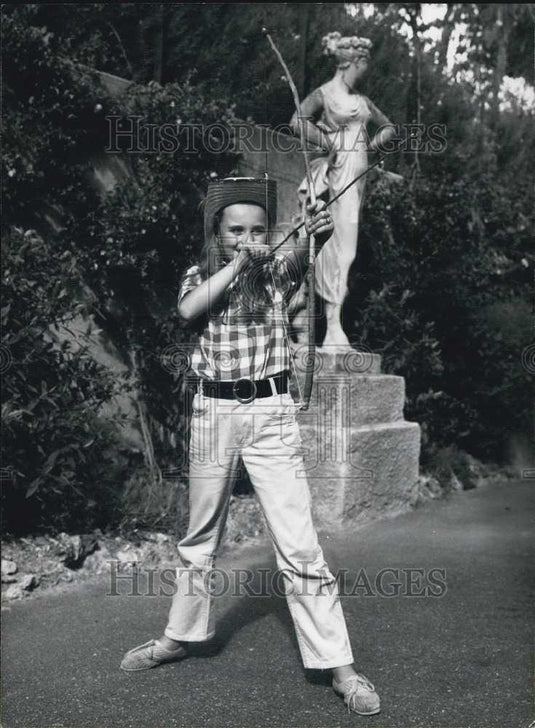 1970 Press Photo Karina de Bigard, daughter of actor with bow & arrow - Historic Images