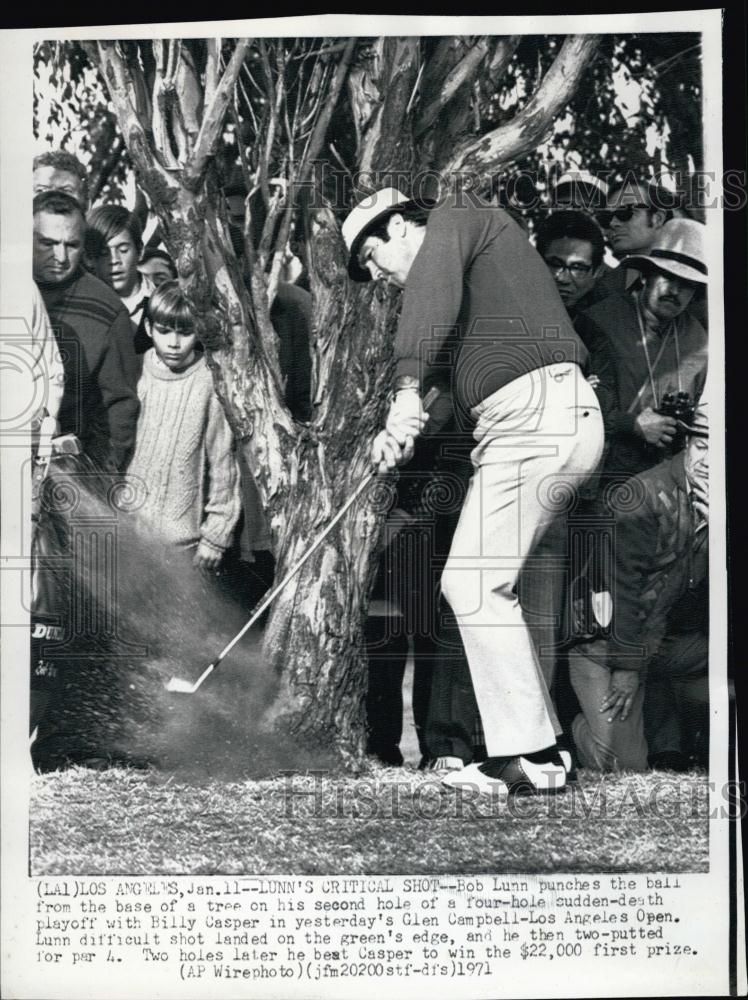 1971 Press Photo American Golfer Bob Lunn punch a ball from the base of a tree - Historic Images